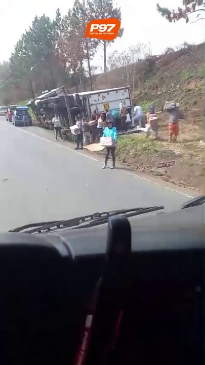 Carreta tomba na BR-476 e carga de frango é saqueada em Antonio Olinto