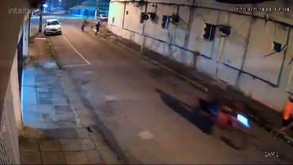 Vídeo mostra torcedor do CRB atingido por bomba caseira tentando fugir dos agressores