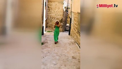 Şarkıcı Ceylan Mardin'e gitti! Hem söyledi hem oynadı