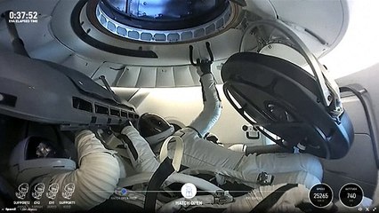 Tripulação da SpaceX efetua primeira caminhada espacial privada da história