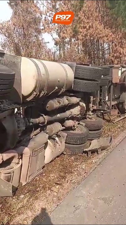 Motorista de 57 anos fica ferido em tombamento de carreta na BR-476 em Antonio Olinto