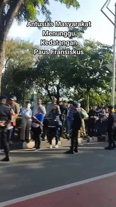 Antusias masyarakat menunggu kedatangan paus fransiskus