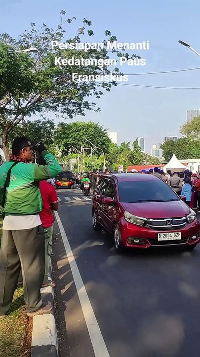 Antusias masyarakat menunggu kedatangan paus fransiskus