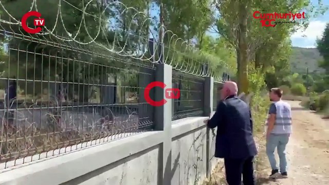 Polonez direnişine destek ziyaretinde bulunan CHP Şanlıurfa Milletvekili Mahmut Tanal, Çatalca Emniyet Müdürü ile görüşmek isterken üstüne emniyetin aracı sürüldü.