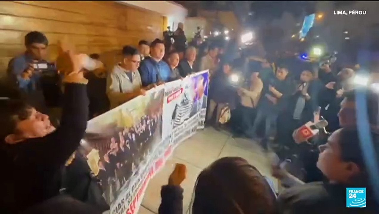 Des Péruviens se rassemblent après l'annonce de la mort de l'ancien président Fujimori