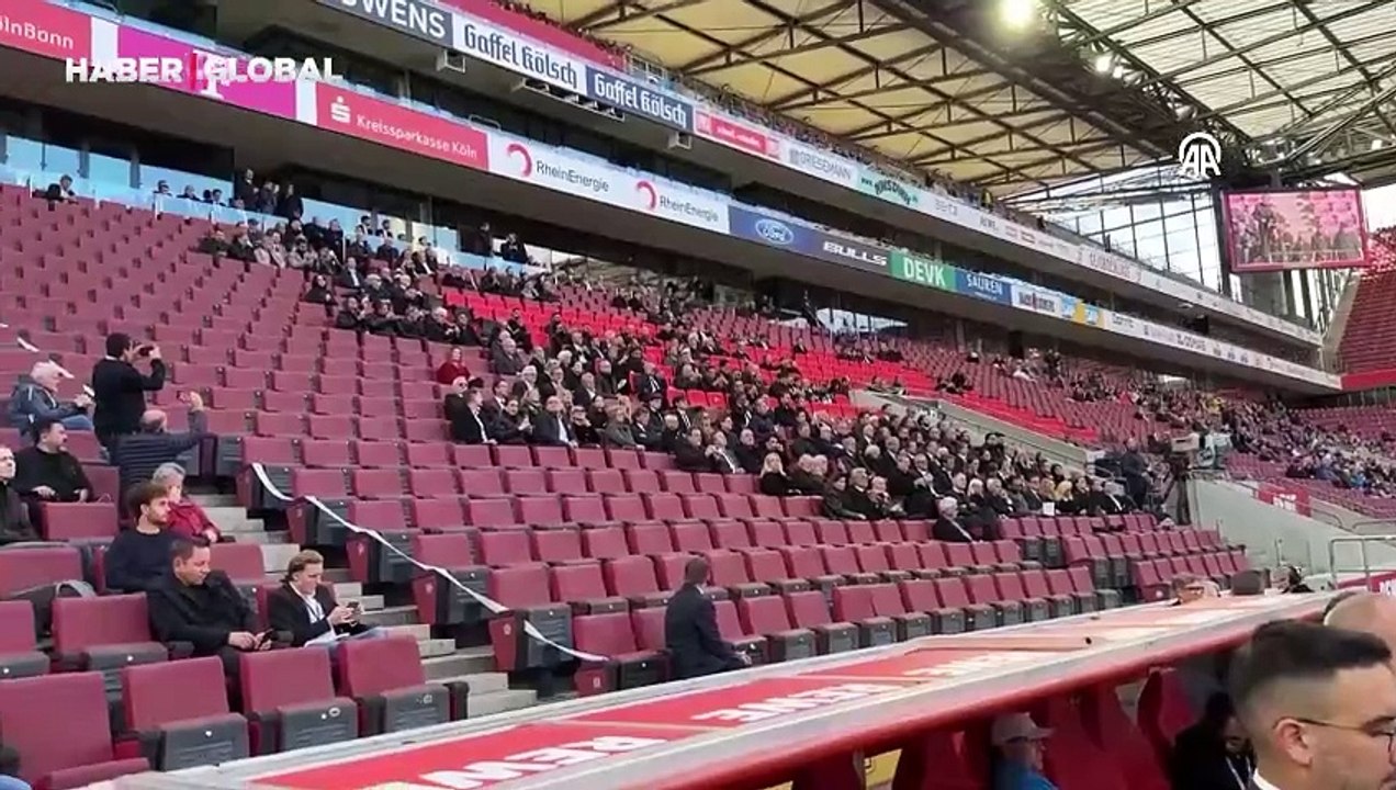 Efsane teknik direktör Christoph Daum'a "Memleketim" ve "Bir Şarkısın Sen" ile veda