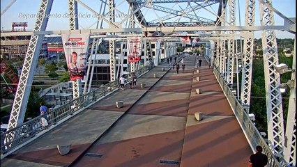 Bon Jovi salva a una mujer al borde de un puente en EEUU