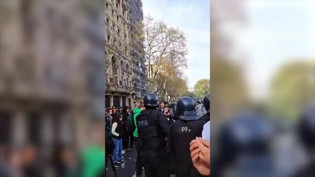 La marcha contra el veto de Milei terminó con gases, palos y balas de goma