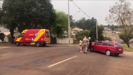 Colisão entre carro e moto deixa mulher ferida na Avenida Olindo Periolo
