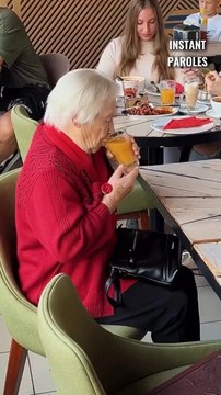 Cette dame âgée fête son anniversaire seule au restaurant puis reçoit un geste précieux