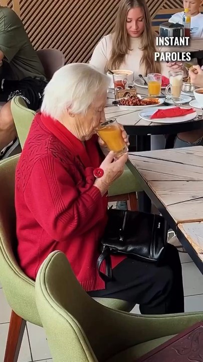 Cette dame âgée fête son anniversaire seule au restaurant puis reçoit un geste précieux