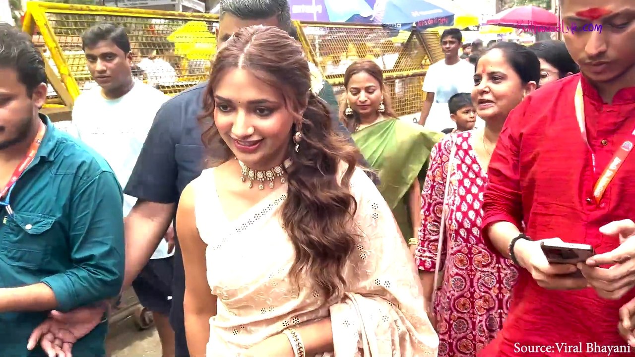 Isha Malviya, Jiya Shankar & others Offer Prayers at Lalbaugcha Raja | Ganesh Chaturthi Celebrations