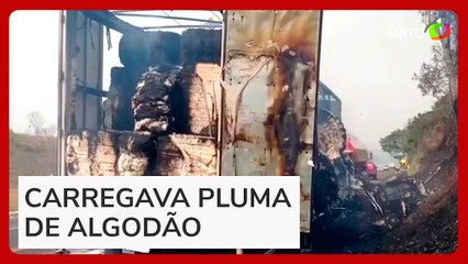 Caminhão pega fogo ao passar por incêndio no Paraná