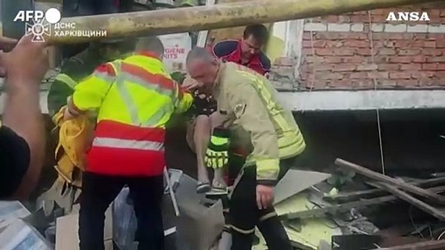 Ucraina, anziana salvata dopo un raid russo nella regione di Kharkiv