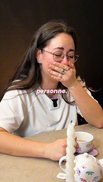 Tu touches combien net par mois ? Camille est AESH. Elle exerce à Paris (oui oui baguette). Elle est arrivée là par hasard. Elle a fait des études d'art en Suisse.