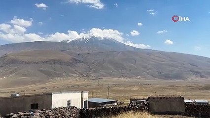 Türkiye'nin zirvesi Ağrı Dağı'na yılın ilk karı düştü