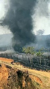 Redemoinho de fumaça surge em meio a queimadas no interior de São Paulo