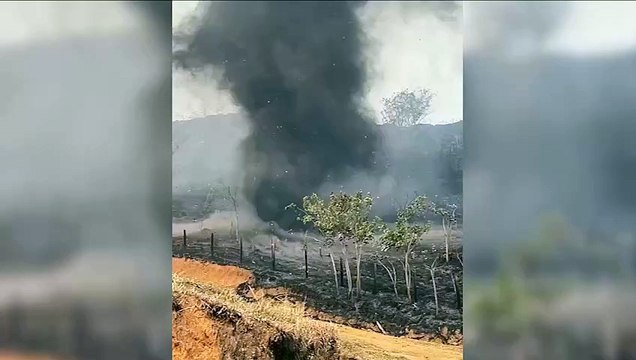 Redemoinho de fumaça surge em meio a queimadas no interior