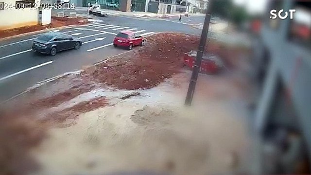 Colisão entre carro e ônibus deixa feridos no bairro Maria Luiza em Cascavel