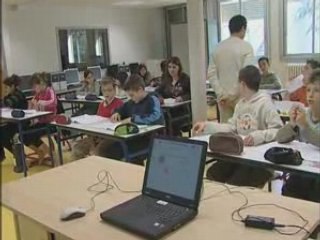 Technologie_'un collegien un ordinateur portable'