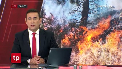 Con baldes y mochilas para agua, pobladores de Totora combaten el fuego reactivado por el viento