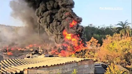 Incêndio atinge ferro-velho com depósito de pneus em Esmeraldas