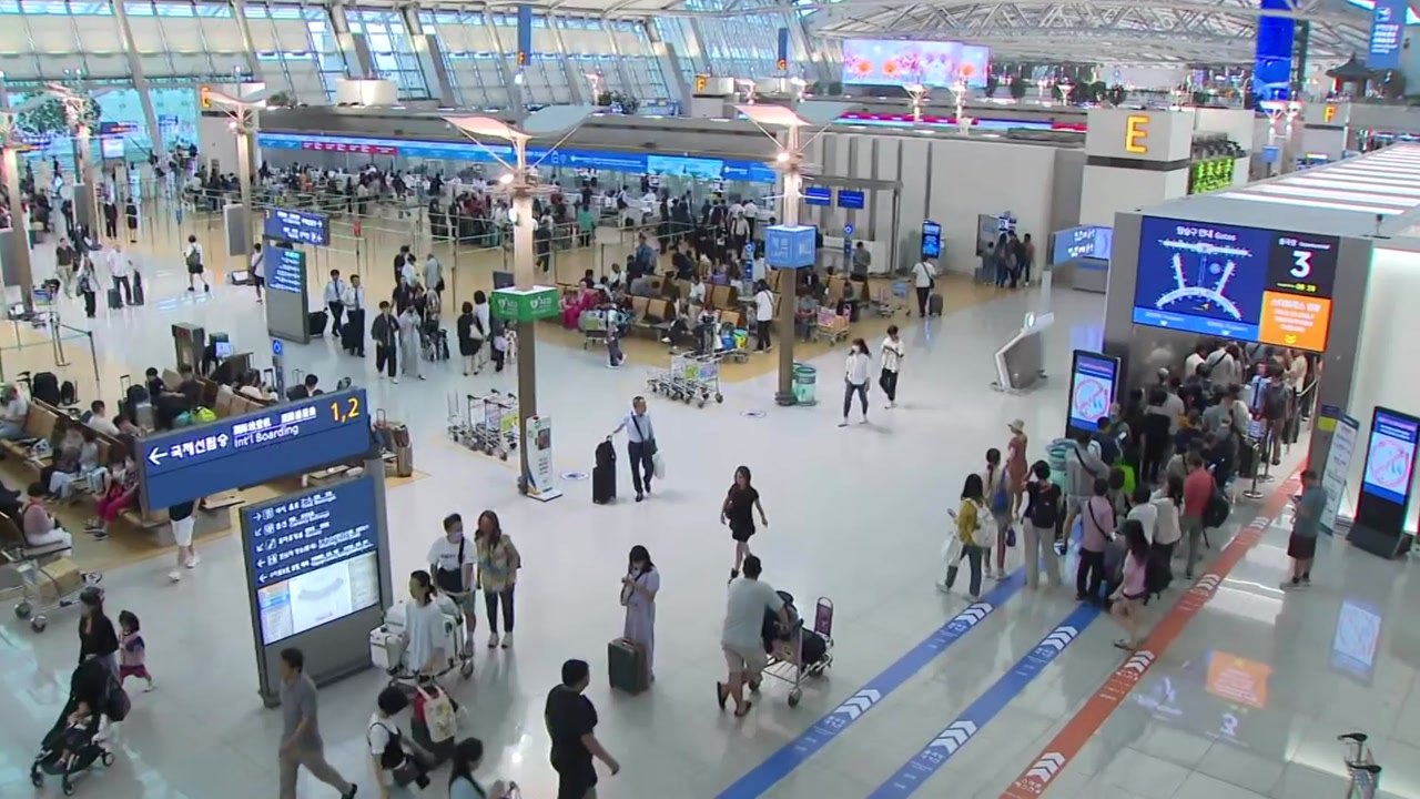 '연휴 전날' 인천공항 북새통..."고향 대신 여행!" / YTN