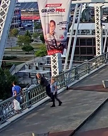 Jon Bon Jovi  Selamatkan Wanita Yang Diduga Butuh Bantuan Di Jembatan Seigenthaler, Nashville