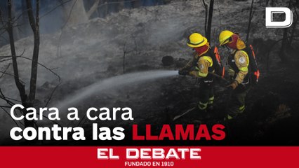 La lucha de los bomberos ecuatorianos contra las llamas de Quito