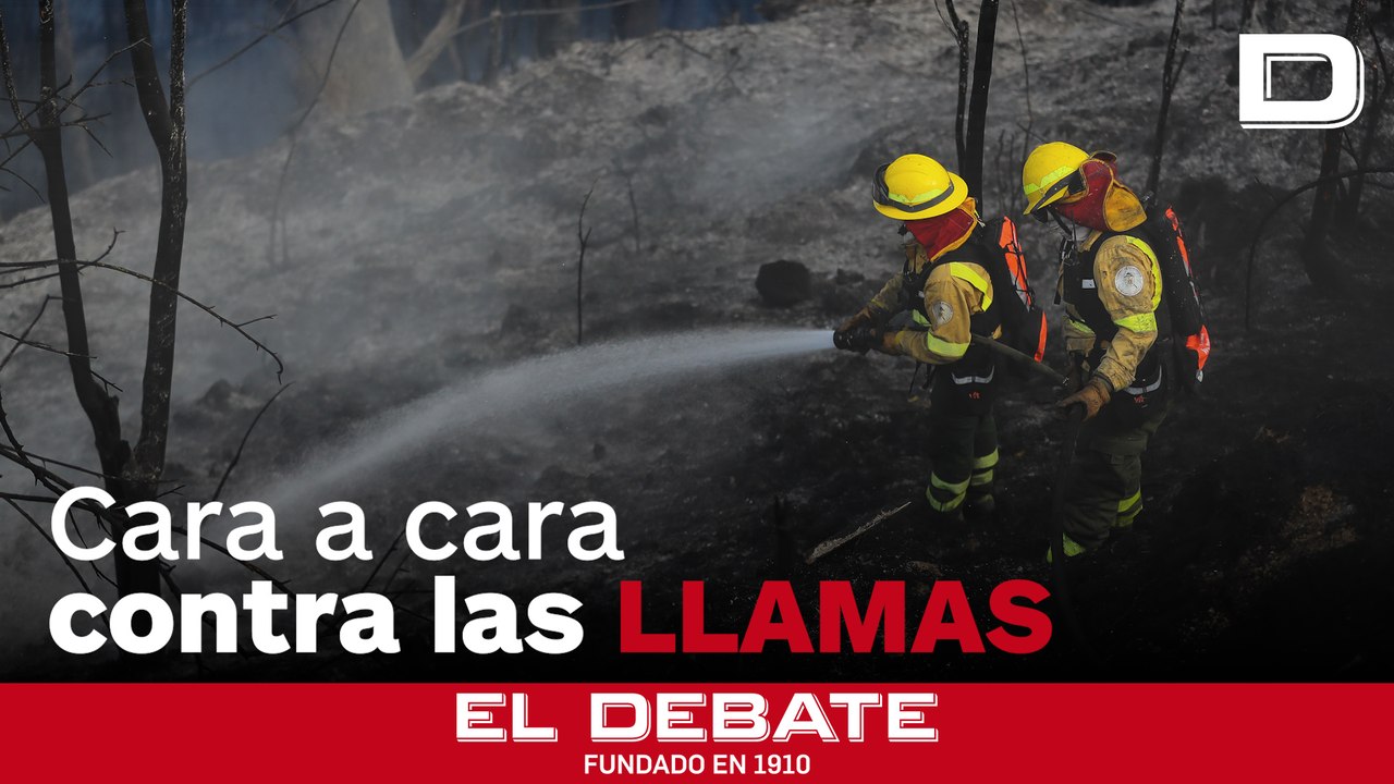 La lucha de los bomberos ecuatorianos contra las llamas de Quito