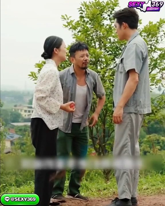 ชายคนนั้นยกพลั่วขึ้นมาตีคู่รัก