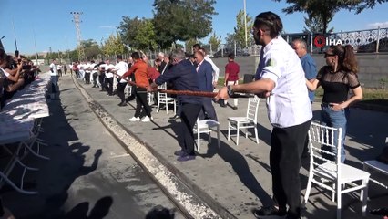 Van’da tek şişte yapılan 65 metrelik kebap dakikalar içerisinde tüketildi