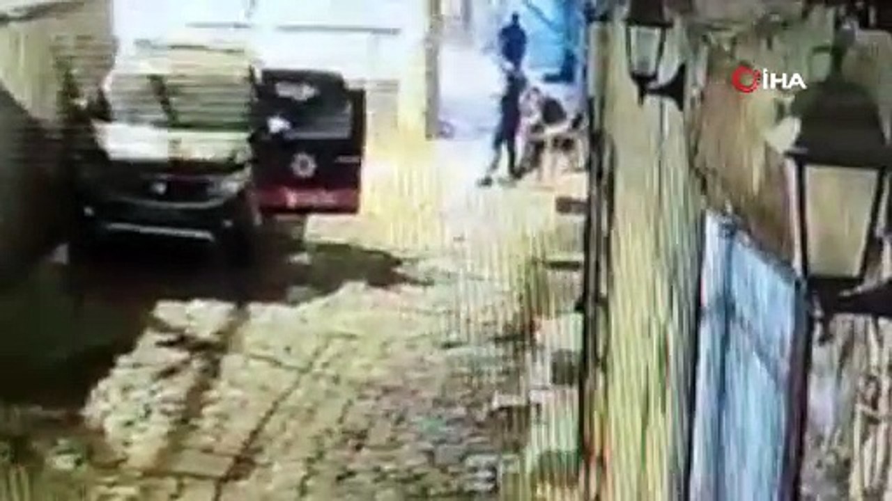 Diyarbakır’da polise bıçaklı saldırı anı güvenlik kamerasına yansıdı