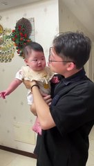 Cute baby - bayi lucu itu langsung menangis setelah dicium wajahnya oleh ayahnya. Sang ayah tampak sedih