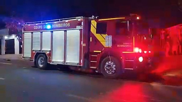 Bombeiros combatem incêndio a entulhos em pátio próximo a residências na Rua Xavantes