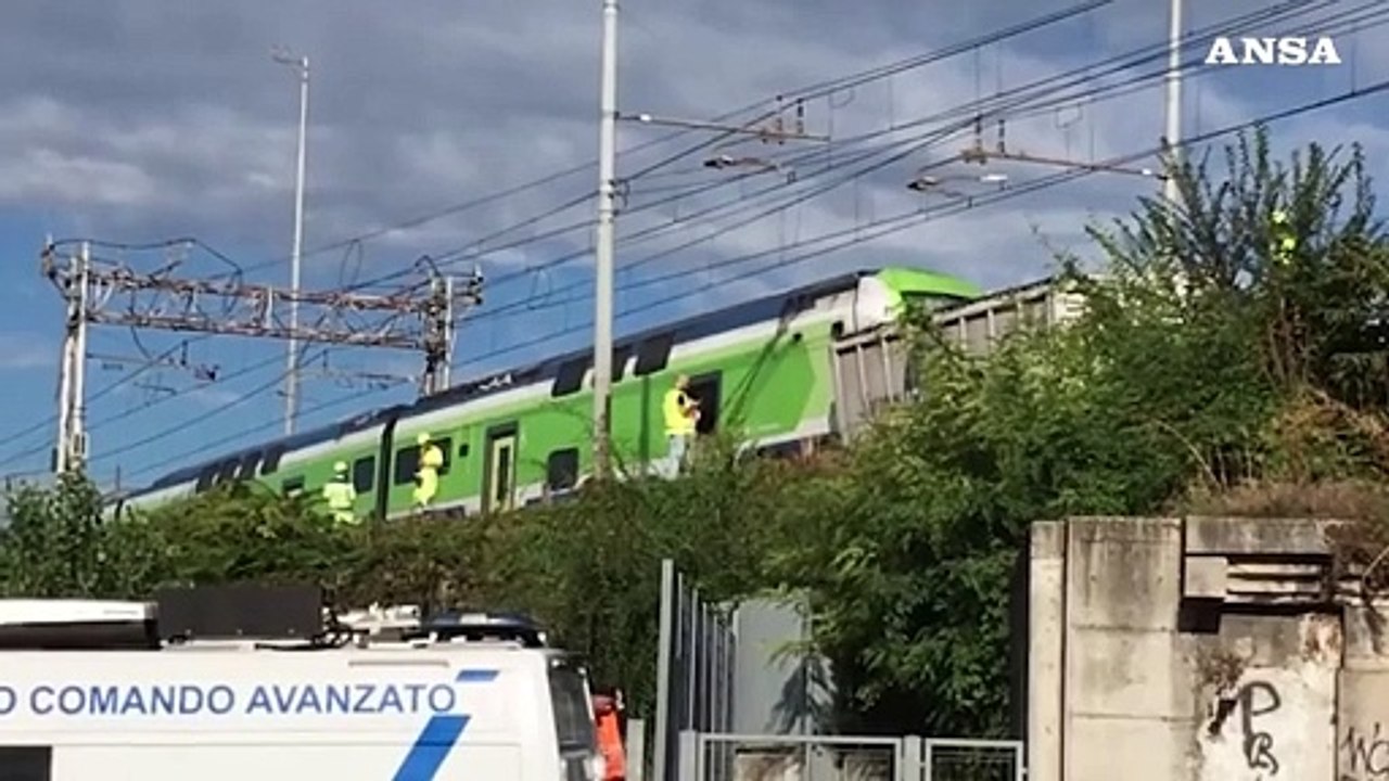 Treno deraglia a Milano: impatto con un container caduto sui binari