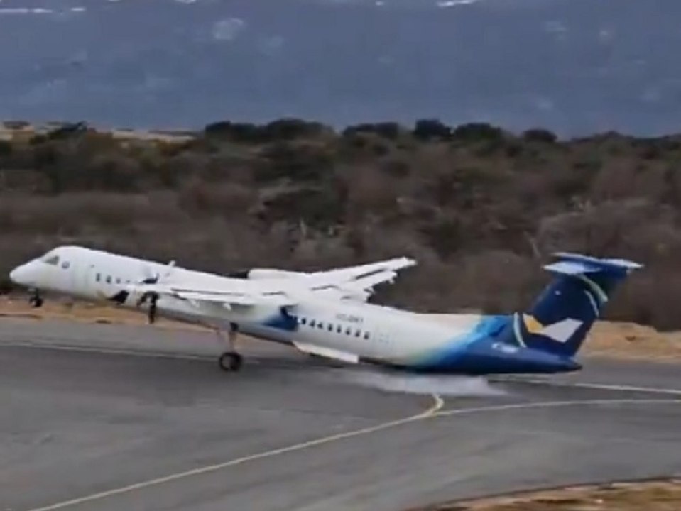 Bruchlandung: Flugzeug knallt mit dem Heck aufs Rollfeld