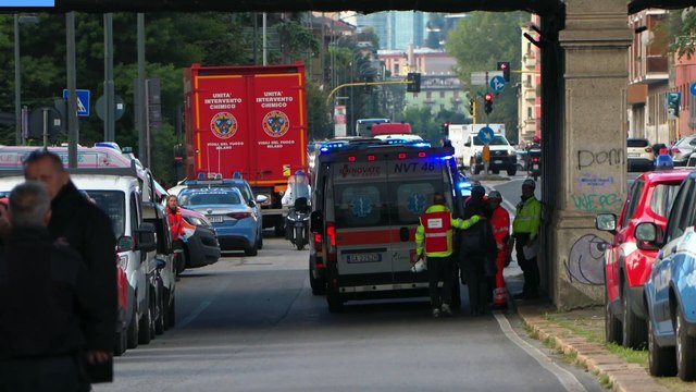 Milano, treno passeggeri si schianta contro un container finito sui binari: il video