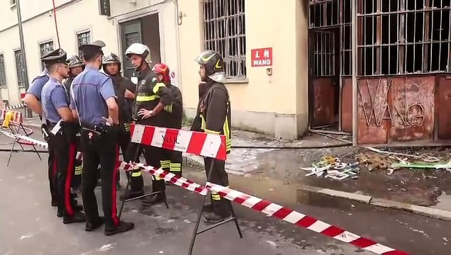 Incendio in via Cantoni, morti tre ragazzi. I vigili del fuoco al lavoro fuori dal capannone
