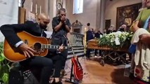 Nick Becattini, i funerali del bluesman a Pistoia: la musica per l'ultimo saluto