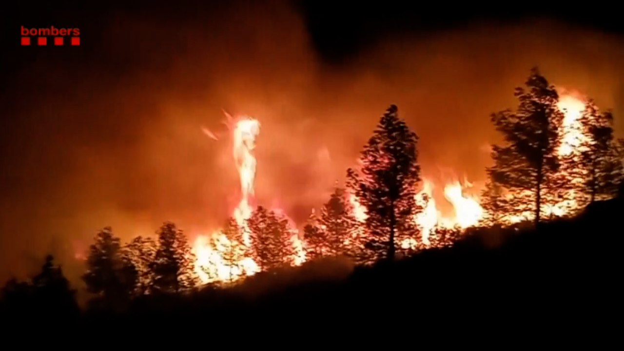 Logran confinar "buena parte" del incendio en Cabacés (Tarragona) que amenazaba el parque natural de Montsant