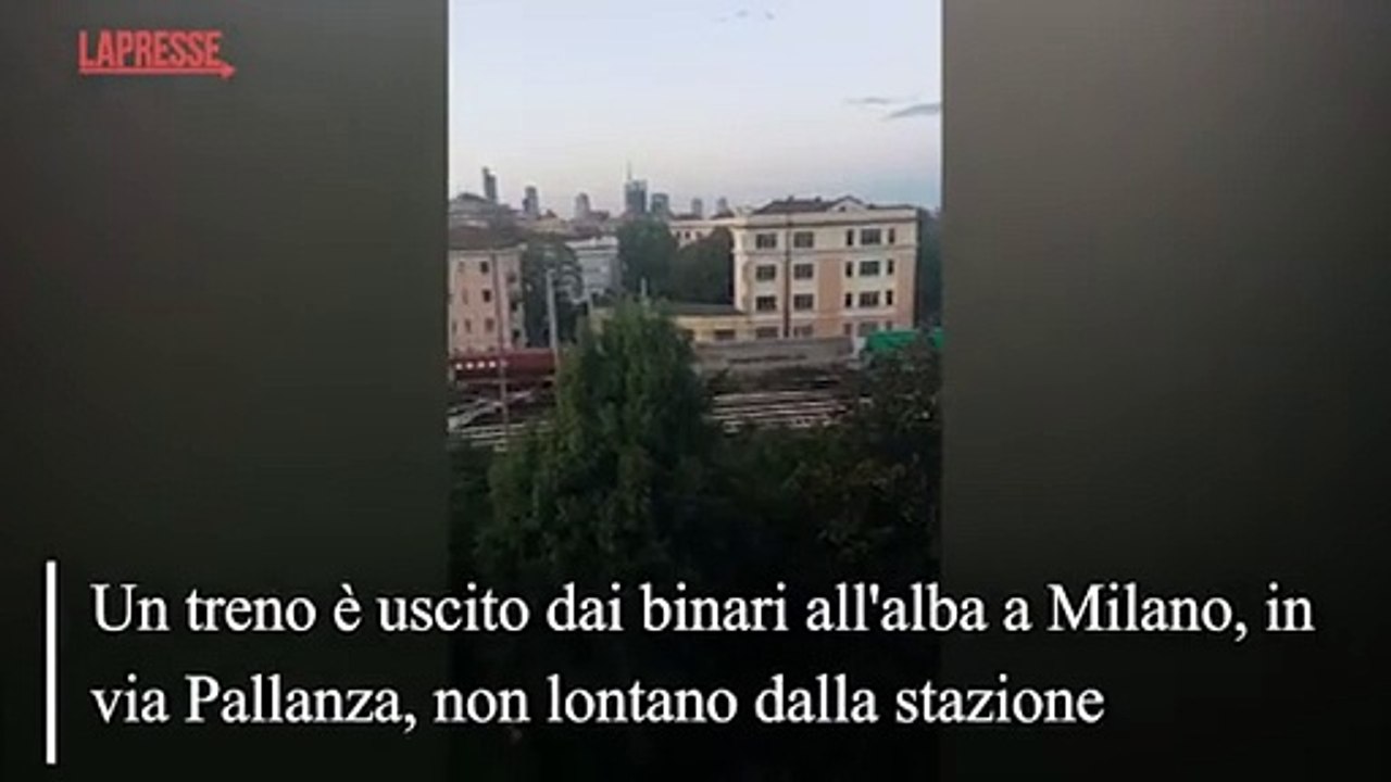 Milano, il container rovesciato sui binari dopo il deragliamento: il video di un residente