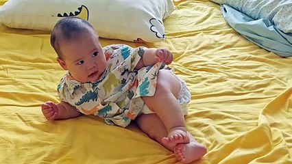Cute baby - Postur setengah berbaring bayi usia 6 bulan ini mempesona, mau duduk atau tidak, dia bisa menyesuaikannya dengan gerakan kecil