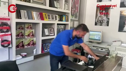 Kars'ta film gibi olay! Fotoğraf makinesini 'kargocu' kıyafetli dolandırıcıya kaptırdı: 'Böyle dolandırılacağım aklımın ucundan geçmezdi...'