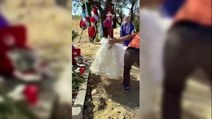 Narin’in mezarındaki gelinliği kaldırıp, okul önlüğü ve çanta bıraktı