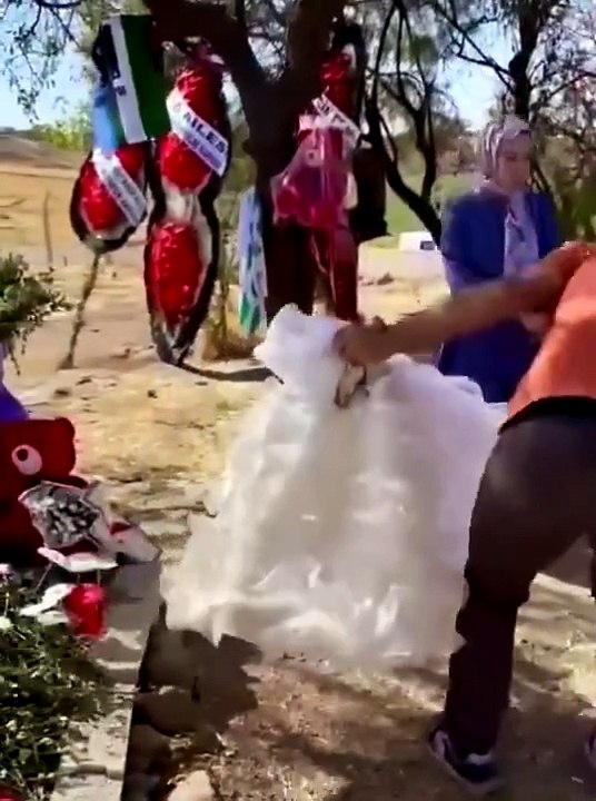 Narin'in Mezarındaki Gelinlikleri Topladı, Okul Önlüğü Ve Çanta Bıraktı