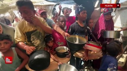 Gazze'de yerinden edilmiş Filistinlilere sıcak yemek dağıtıldı