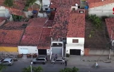 Homem tenta fugir da polícia por telhado e é perseguido por drone