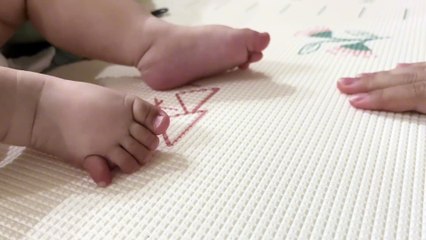 Cute baby - Bayi yang keras kepala itu bersikeras melakukan split dengan jari kelingkingnya koreksi yang dilakukan ibu telah gagal beberapa kali