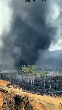 Morador grava redemoinho de fumaça em meio a queimadas em São Paulo